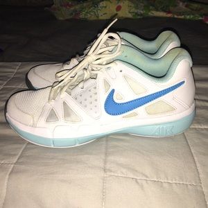*24 HOUR SALE!!* Women’s Nike Court Shoe